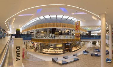 Wroclaw, Polonya - 07 Mayıs 2019: Bielany Wroclawskie sınırındaki Aleja Bielany Alışveriş Merkezi Polonya 'nın en büyük alışveriş merkezidir. Eşsiz bir mimari proje.