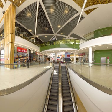 Wroclaw, Polonya - 07 Mayıs 2019: Bielany Wroclawskie sınırındaki Aleja Bielany Alışveriş Merkezi Polonya 'nın en büyük alışveriş merkezidir. Eşsiz bir mimari proje.