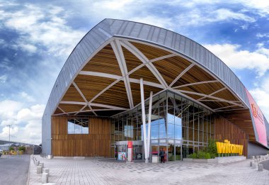 Wroclaw, Polonya - 07 Mayıs 2019: Bielany Wroclawskie sınırındaki Aleja Bielany Alışveriş Merkezi Polonya 'nın en büyük alışveriş merkezidir. Eşsiz bir mimari proje.