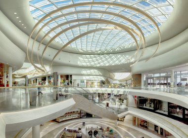 Wroclaw, Polonya - 3 Mayıs 2019: Wroclavia Alışveriş Merkezi, Wroclaw yakınlarındaki Ana Tren İstasyonu (Wroclaw Glowny) ve Ana Otobüs İstasyonu. Eşsiz bir mimari proje.