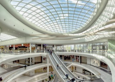 Wroclaw, Polonya - 3 Mayıs 2019: Wroclavia Alışveriş Merkezi, Wroclaw yakınlarındaki Ana Tren İstasyonu (Wroclaw Glowny) ve Ana Otobüs İstasyonu. Eşsiz bir mimari proje.