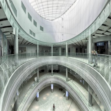 Wroclaw, Polonya - 10 Mayıs 2019: Wroclaw Gökyüzü Kulesi Alışveriş Merkezi. Tüm kompleksin bir ofis bölümü ve Polonya 'nın en yüksek yerleşim kulesi (212 metre) bulunmaktadır. Eşsiz bir mimari proje.