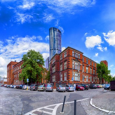 Wroclaw, Polonya - 10 Mayıs 2019: Wroclaw Gökyüzü Kulesi Alışveriş Merkezi. Tüm kompleksin bir ofis bölümü ve Polonya 'nın en yüksek yerleşim kulesi (212 metre) bulunmaktadır. Eşsiz bir mimari proje.