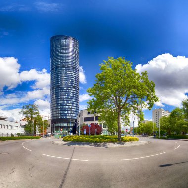 Wroclaw, Polonya - 10 Mayıs 2019: Wroclaw Gökyüzü Kulesi Alışveriş Merkezi. Tüm kompleksin bir ofis bölümü ve Polonya 'nın en yüksek yerleşim kulesi (212 metre) bulunmaktadır. Eşsiz bir mimari proje.