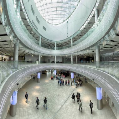 Wroclaw, Polonya - 10 Mayıs 2019: Wroclaw Gökyüzü Kulesi Alışveriş Merkezi. Tüm kompleksin bir ofis bölümü ve Polonya 'nın en yüksek yerleşim kulesi (212 metre) bulunmaktadır. Eşsiz bir mimari proje.