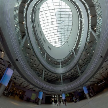 Wroclaw, Polonya - 10 Mayıs 2019: Wroclaw Gökyüzü Kulesi Alışveriş Merkezi. Tüm kompleksin bir ofis bölümü ve Polonya 'nın en yüksek yerleşim kulesi (212 metre) bulunmaktadır. Eşsiz bir mimari proje.