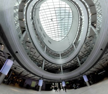 Wroclaw, Polonya - 10 Mayıs 2019: Wroclaw Gökyüzü Kulesi Alışveriş Merkezi. Tüm kompleksin bir ofis bölümü ve Polonya 'nın en yüksek yerleşim kulesi (212 metre) bulunmaktadır. Eşsiz bir mimari proje.