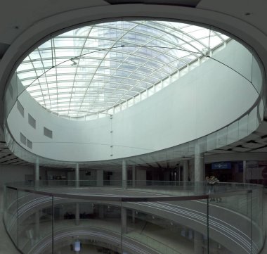 Wroclaw, Polonya - 10 Mayıs 2019: Wroclaw Gökyüzü Kulesi Alışveriş Merkezi. Tüm kompleksin bir ofis bölümü ve Polonya 'nın en yüksek yerleşim kulesi (212 metre) bulunmaktadır. Eşsiz bir mimari proje.