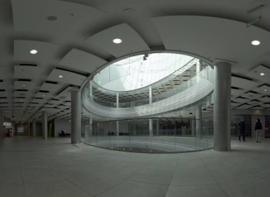 Wroclaw, Polonya - 10 Mayıs 2019: Wroclaw Gökyüzü Kulesi Alışveriş Merkezi. Tüm kompleksin bir ofis bölümü ve Polonya 'nın en yüksek yerleşim kulesi (212 metre) bulunmaktadır. Eşsiz bir mimari proje.