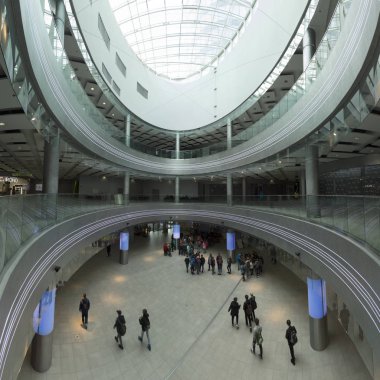 Wroclaw, Polonya - 10 Mayıs 2019: Wroclaw Gökyüzü Kulesi Alışveriş Merkezi. Tüm kompleksin bir ofis bölümü ve Polonya 'nın en yüksek yerleşim kulesi (212 metre) bulunmaktadır. Eşsiz bir mimari proje.