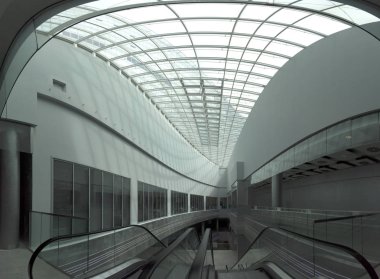 Wroclaw, Polonya - 10 Mayıs 2019: Wroclaw Gökyüzü Kulesi Alışveriş Merkezi. Tüm kompleksin bir ofis bölümü ve Polonya 'nın en yüksek yerleşim kulesi (212 metre) bulunmaktadır. Eşsiz bir mimari proje.