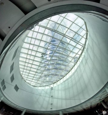 Wroclaw, Polonya - 10 Mayıs 2019: Wroclaw Gökyüzü Kulesi Alışveriş Merkezi. Tüm kompleksin bir ofis bölümü ve Polonya 'nın en yüksek yerleşim kulesi (212 metre) bulunmaktadır. Eşsiz bir mimari proje.