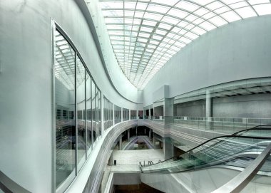 Wroclaw, Polonya - 10 Mayıs 2019: Wroclaw Gökyüzü Kulesi Alışveriş Merkezi. Tüm kompleksin bir ofis bölümü ve Polonya 'nın en yüksek yerleşim kulesi (212 metre) bulunmaktadır. Eşsiz bir mimari proje.