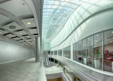 Wroclaw, Polonya - 10 Mayıs 2019: Wroclaw Gökyüzü Kulesi Alışveriş Merkezi. Tüm kompleksin bir ofis bölümü ve Polonya 'nın en yüksek yerleşim kulesi (212 metre) bulunmaktadır. Eşsiz bir mimari proje.
