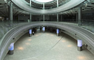 Wroclaw, Polonya - 10 Mayıs 2019: Wroclaw Gökyüzü Kulesi Alışveriş Merkezi. Tüm kompleksin bir ofis bölümü ve Polonya 'nın en yüksek yerleşim kulesi (212 metre) bulunmaktadır. Eşsiz bir mimari proje.