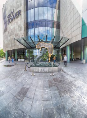 Wroclaw, Polonya - 10 Mayıs 2019: Wroclaw Gökyüzü Kulesi Alışveriş Merkezi. Tüm kompleksin bir ofis bölümü ve Polonya 'nın en yüksek yerleşim kulesi (212 metre) bulunmaktadır. Eşsiz bir mimari proje.