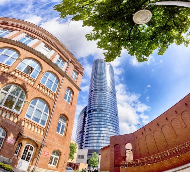 Wroclaw, Polonya - 10 Mayıs 2019: Wroclaw Gökyüzü Kulesi Alışveriş Merkezi. Tüm kompleksin bir ofis bölümü ve Polonya 'nın en yüksek yerleşim kulesi (212 metre) bulunmaktadır. Eşsiz bir mimari proje.