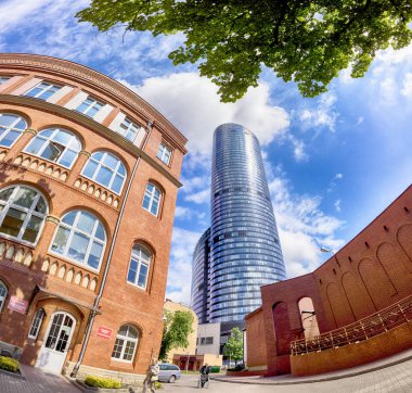 Wroclaw, Polonya - 10 Mayıs 2019: Wroclaw Gökyüzü Kulesi Alışveriş Merkezi. Tüm kompleksin bir ofis bölümü ve Polonya 'nın en yüksek yerleşim kulesi (212 metre) bulunmaktadır. Eşsiz bir mimari proje.