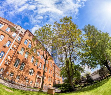 Wroclaw, Polonya - 10 Mayıs 2019: Wroclaw Gökyüzü Kulesi Alışveriş Merkezi. Tüm kompleksin bir ofis bölümü ve Polonya 'nın en yüksek yerleşim kulesi (212 metre) bulunmaktadır. Eşsiz bir mimari proje.