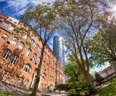 Wroclaw, Polonya - 10 Mayıs 2019: Wroclaw Gökyüzü Kulesi Alışveriş Merkezi. Tüm kompleksin bir ofis bölümü ve Polonya 'nın en yüksek yerleşim kulesi (212 metre) bulunmaktadır. Eşsiz bir mimari proje.