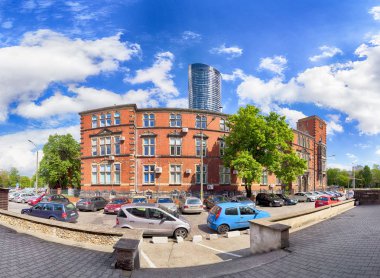 Wroclaw, Polonya - 10 Mayıs 2019: Wroclaw Gökyüzü Kulesi Alışveriş Merkezi. Tüm kompleksin bir ofis bölümü ve Polonya 'nın en yüksek yerleşim kulesi (212 metre) bulunmaktadır. Eşsiz bir mimari proje.