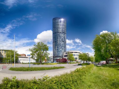 Wroclaw, Polonya - 10 Mayıs 2019: Wroclaw Gökyüzü Kulesi Alışveriş Merkezi. Tüm kompleksin bir ofis bölümü ve Polonya 'nın en yüksek yerleşim kulesi (212 metre) bulunmaktadır. Eşsiz bir mimari proje.