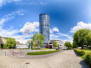 Wroclaw, Polonya - 10 Mayıs 2019: Wroclaw Gökyüzü Kulesi Alışveriş Merkezi. Tüm kompleksin bir ofis bölümü ve Polonya 'nın en yüksek yerleşim kulesi (212 metre) bulunmaktadır. Eşsiz bir mimari proje.