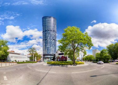 Wroclaw, Polonya - 10 Mayıs 2019: Wroclaw Gökyüzü Kulesi Alışveriş Merkezi. Tüm kompleksin bir ofis bölümü ve Polonya 'nın en yüksek yerleşim kulesi (212 metre) bulunmaktadır. Eşsiz bir mimari proje.