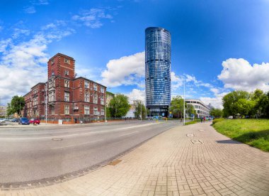 Wroclaw, Polonya - 10 Mayıs 2019: Wroclaw Gökyüzü Kulesi Alışveriş Merkezi. Tüm kompleksin bir ofis bölümü ve Polonya 'nın en yüksek yerleşim kulesi (212 metre) bulunmaktadır. Eşsiz bir mimari proje.