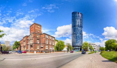 Wroclaw, Polonya - 10 Mayıs 2019: Wroclaw Gökyüzü Kulesi Alışveriş Merkezi. Tüm kompleksin bir ofis bölümü ve Polonya 'nın en yüksek yerleşim kulesi (212 metre) bulunmaktadır. Eşsiz bir mimari proje.