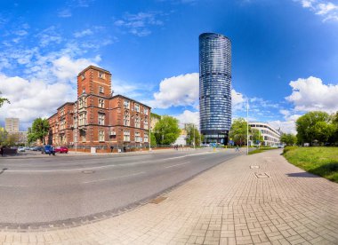 Wroclaw, Polonya - 10 Mayıs 2019: Wroclaw Gökyüzü Kulesi Alışveriş Merkezi. Tüm kompleksin bir ofis bölümü ve Polonya 'nın en yüksek yerleşim kulesi (212 metre) bulunmaktadır. Eşsiz bir mimari proje.