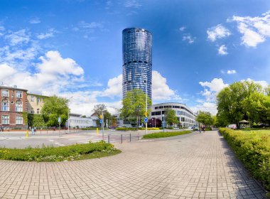 Wroclaw, Polonya - 10 Mayıs 2019: Wroclaw Gökyüzü Kulesi Alışveriş Merkezi. Tüm kompleksin bir ofis bölümü ve Polonya 'nın en yüksek yerleşim kulesi (212 metre) bulunmaktadır. Eşsiz bir mimari proje.
