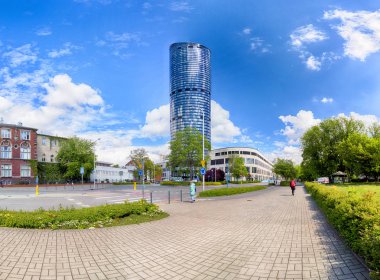 Wroclaw, Polonya - 10 Mayıs 2019: Wroclaw Gökyüzü Kulesi Alışveriş Merkezi. Tüm kompleksin bir ofis bölümü ve Polonya 'nın en yüksek yerleşim kulesi (212 metre) bulunmaktadır. Eşsiz bir mimari proje.