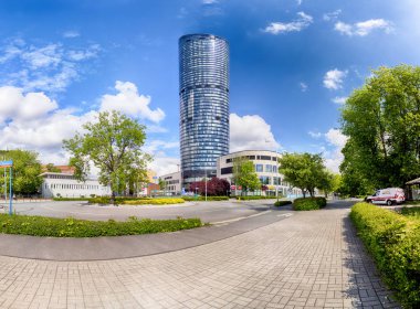 Wroclaw, Polonya - 10 Mayıs 2019: Wroclaw Gökyüzü Kulesi Alışveriş Merkezi. Tüm kompleksin bir ofis bölümü ve Polonya 'nın en yüksek yerleşim kulesi (212 metre) bulunmaktadır. Eşsiz bir mimari proje.