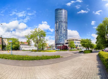 Wroclaw, Polonya - 10 Mayıs 2019: Wroclaw Gökyüzü Kulesi Alışveriş Merkezi. Tüm kompleksin bir ofis bölümü ve Polonya 'nın en yüksek yerleşim kulesi (212 metre) bulunmaktadır. Eşsiz bir mimari proje.