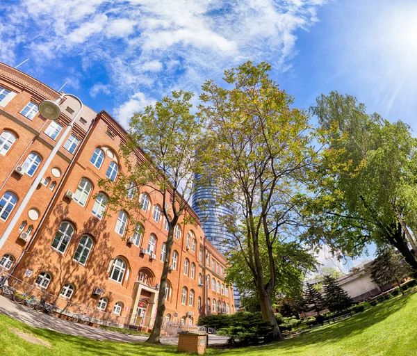 Wroclaw, Polonya - 10 Mayıs 2019: Wroclaw Gökyüzü Kulesi Alışveriş Merkezi. Tüm kompleksin bir ofis bölümü ve Polonya 'nın en yüksek yerleşim kulesi (212 metre) bulunmaktadır. Eşsiz bir mimari proje.