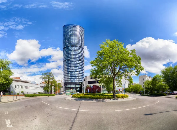 Wroclaw, Polonya - 10 Mayıs 2019: Wroclaw Gökyüzü Kulesi Alışveriş Merkezi. Tüm kompleksin bir ofis bölümü ve Polonya 'nın en yüksek yerleşim kulesi (212 metre) bulunmaktadır. Eşsiz bir mimari proje.