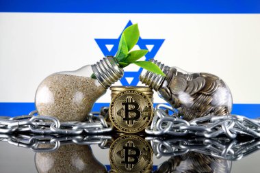 Bitcoin (Btc), yeşil yenilenebilir enerji kavramı ve İsrail Bayrağı. Elektrik fiyatları, kripto para madenciliği işinde enerji tasarrufu.