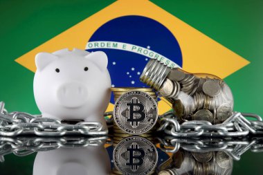 Bitcoin (Btc), Blockchain Teknolojisi, enerji konsepti ve Brezilya Bayrağı. Elektrik fiyatları, kripto para madenciliği işinde enerji tasarrufu.