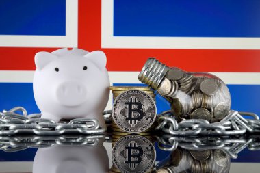 Bitcoin (Btc), Blockchain Teknolojisi, enerji konsepti ve İzlanda Bayrağı. Elektrik fiyatları, kripto para madenciliği işinde enerji tasarrufu.