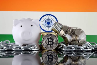 Bitcoin (Btc), Blockchain Teknolojisi, enerji konsepti ve Hindistan Bayrağı. Elektrik fiyatları, kripto para madenciliği işinde enerji tasarrufu.