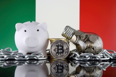 Bitcoin (Btc), Blockchain Teknolojisi, enerji konsepti ve İtalya Bayrağı. Elektrik fiyatları, kripto para madenciliği işinde enerji tasarrufu.