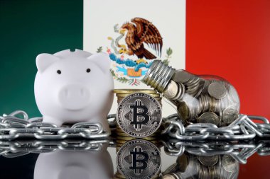 Bitcoin (Btc), Blockchain Teknolojisi, enerji konsepti ve Meksika Bayrağı. Elektrik fiyatları, kripto para madenciliği işinde enerji tasarrufu.