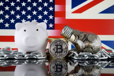 Bitcoin (Btc), Blockchain Teknolojisi, enerji konsepti, Amerika Birleşik Devletleri ve Birleşik Krallık Bayrağı. Elektrik fiyatları, kripto para madenciliği işinde enerji tasarrufu.