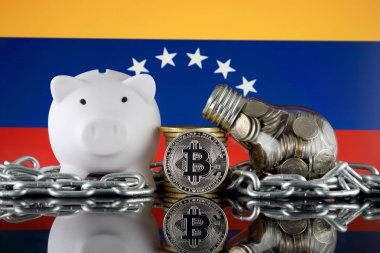 Bitcoin (Btc), Blockchain Teknolojisi, enerji konsepti ve Venezuela Bayrağı. Elektrik fiyatları, kripto para madenciliği işinde enerji tasarrufu.