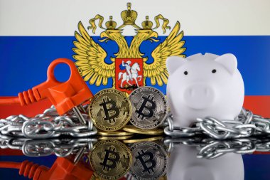 Bitcoin (Btc), Blockchain Teknolojisi, enerji konsepti ve Rusya Bayrağı. Elektrik fiyatları, kripto para madenciliği işinde enerji tasarrufu.