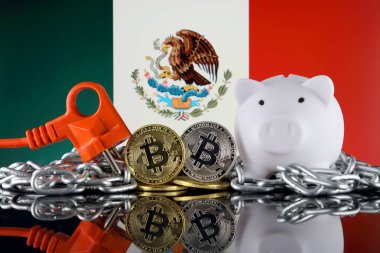 Bitcoin (Btc), Blockchain Teknolojisi, enerji konsepti ve Meksika Bayrağı. Elektrik fiyatları, kripto para madenciliği işinde enerji tasarrufu.