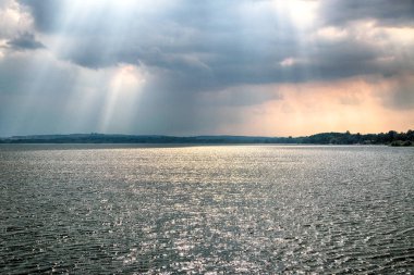 Mayıs son günlerinde Mietkow Gölü (Wroclaw, Polonya yakın) üzerinde su baraj. Güzel fırtına bulutları ve güneş ışınları.