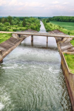 Mayıs son günlerinde Mietkow Gölü (Wroclaw, Polonya yakın) üzerinde su baraj. Güzel fırtına bulutları ve güneş ışınları.