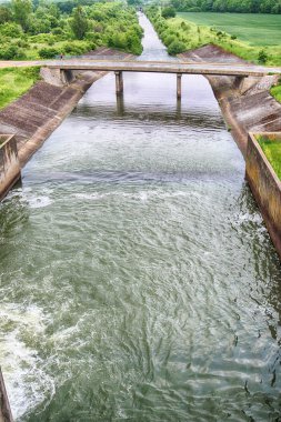 Mayıs son günlerinde Mietkow Gölü (Wroclaw, Polonya yakın) üzerinde su baraj. Güzel fırtına bulutları ve güneş ışınları.